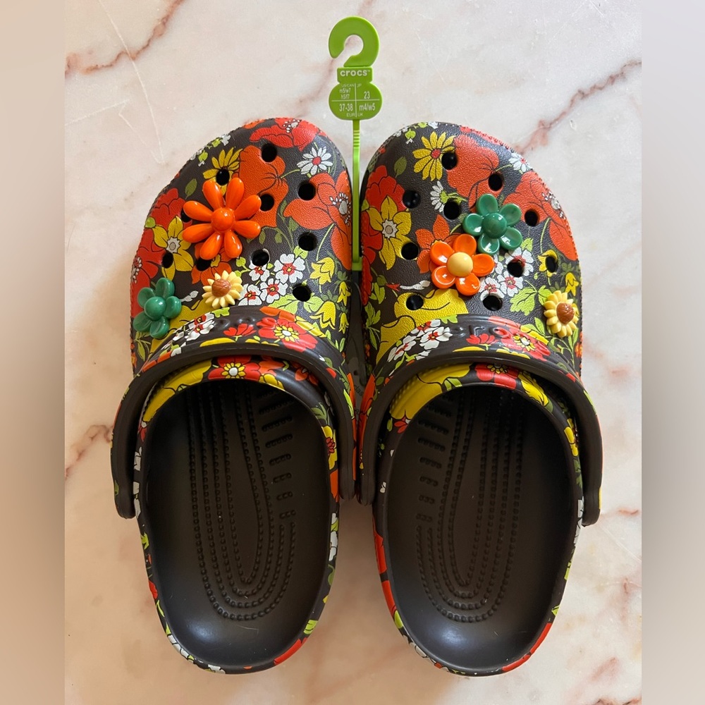NWT - Crocs Classic Retro Floral Clog Espresso M5W7 size 7 NIB